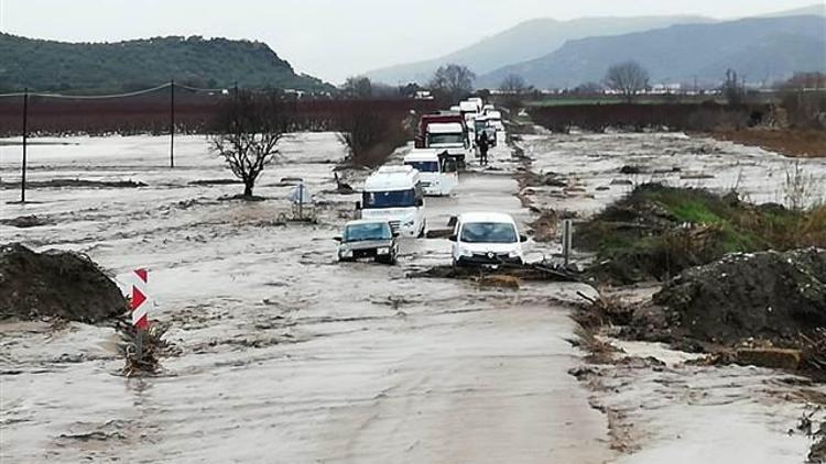 İzmirde Tire-Belevi karayolu kapandı Mahsur kalanlar var