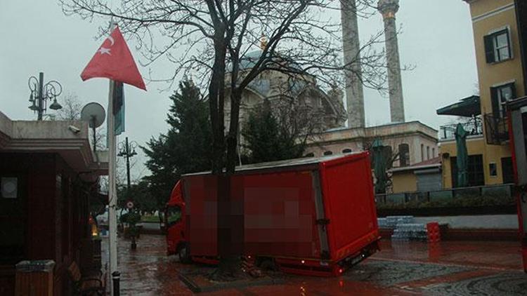 Ortaköyde kamyon yoldaki çukura düştü