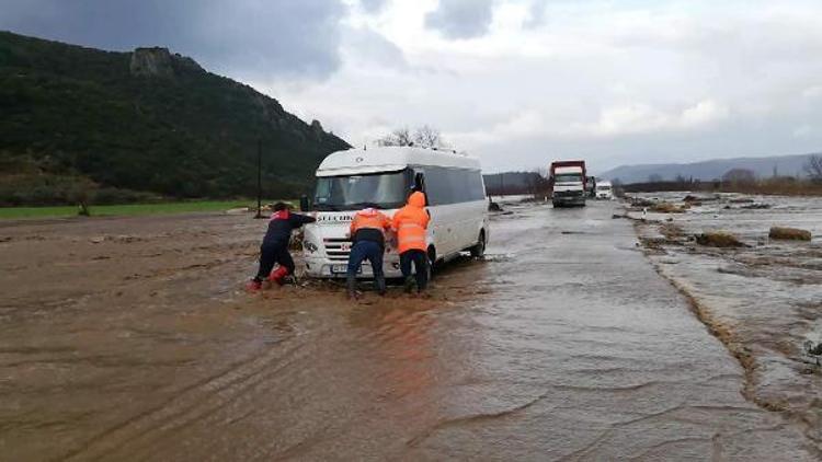 Tire-Belevi karayolu, sel nedeniyle ulaşıma kapandı