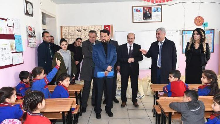 Başkan Polattan, öğrencilere hediye