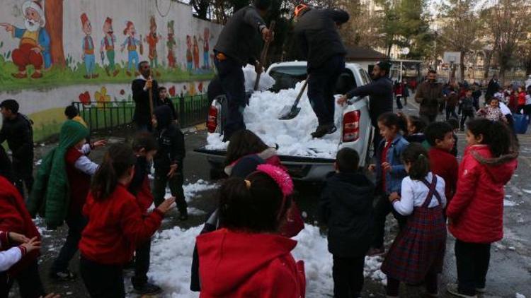 Adıyamanda öğrenciler taşıma karla eğlendi