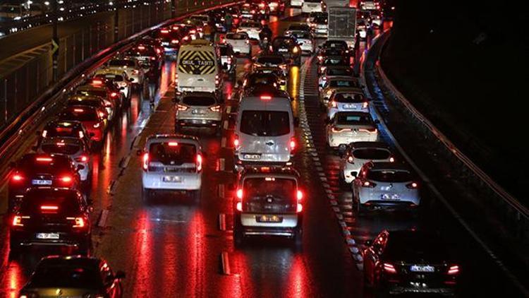 Cuma ve yağmur etkisi: Trafik kilit