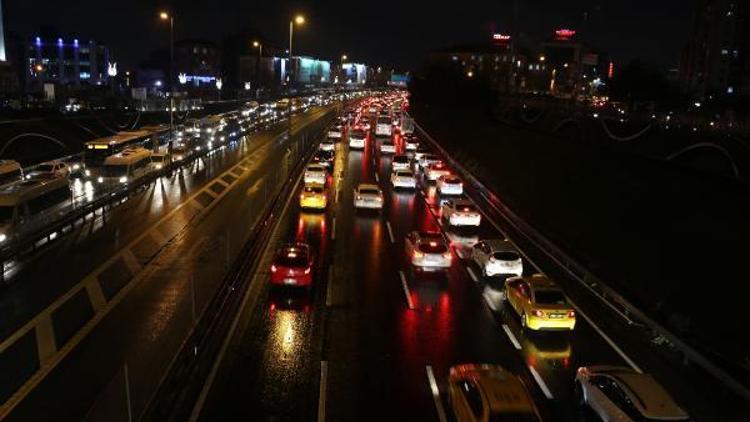 İstanbulda yağmur ve trafik yoğunluğu