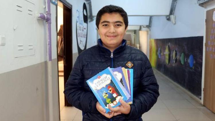 Ortaokul öğrencisi, bursuyla arkadaşlarına 250 kitap aldı