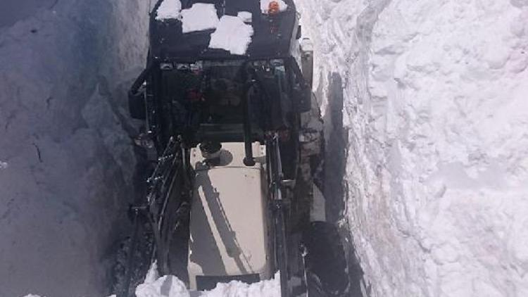 Başkalede 4 metre karla zorlu mücadele