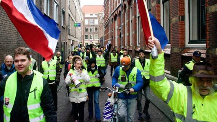 Hollandada 14 kent sarardı: Rutte defol git