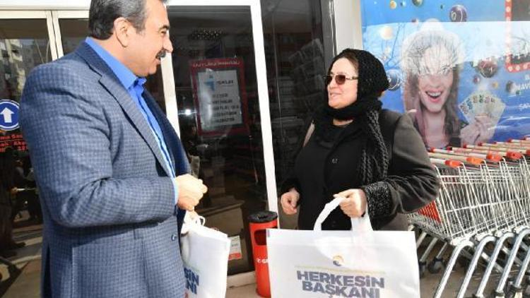 Başkan Çetin, bez çanta dağıttı