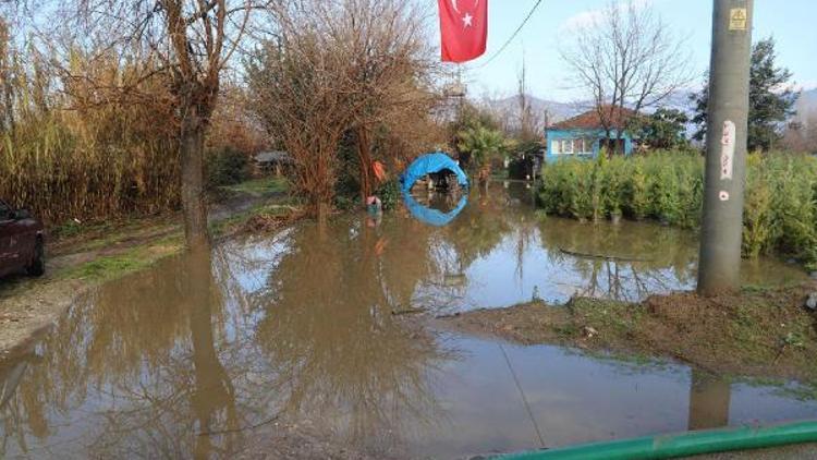 Sağanağın vurduğu İzmirde hayat normale döndü