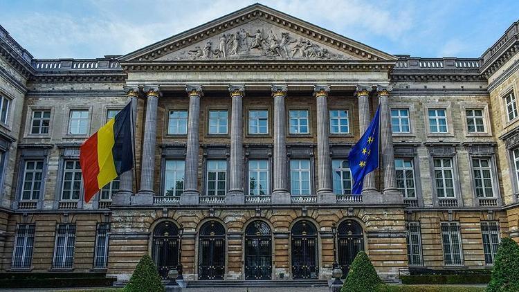 Belçikada sarı yelekliler kamu binası girişine barikat kurdu