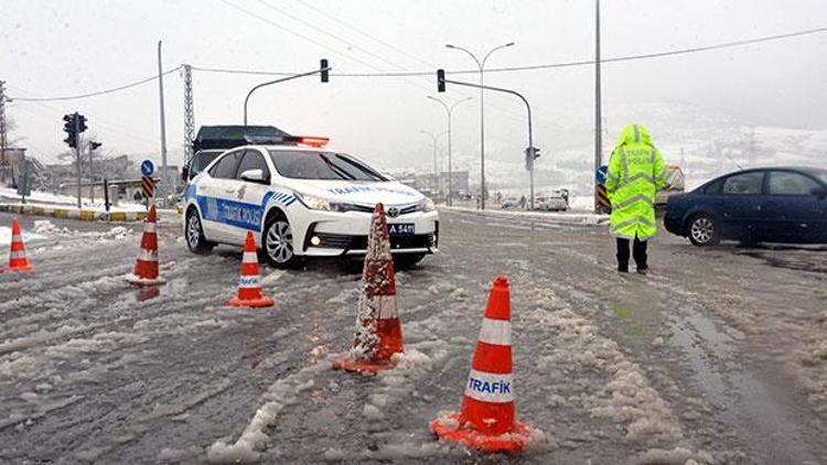 Kahramanmaraş - Kayseri yolu ulaşıma kapandı, bazı ilçelerde okullar tatil edildi