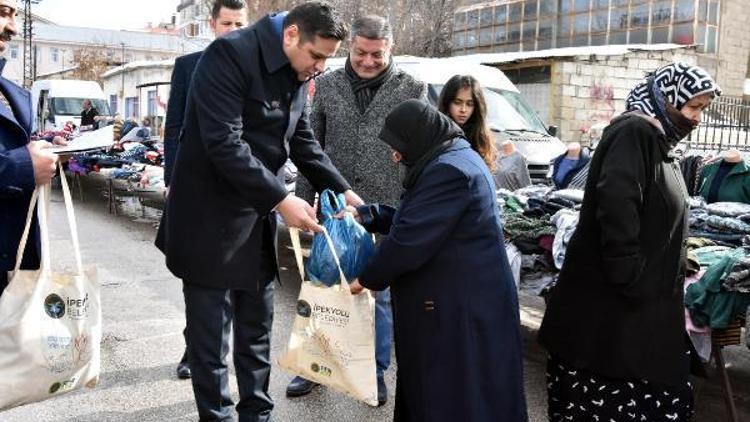 Vanda vatandaşlara 30 bin bez torba dağıtıldı