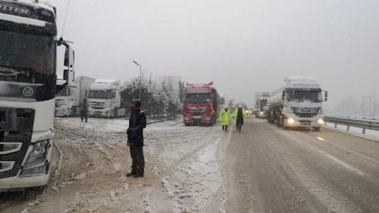 Bursa- Ankara yolunda TIR kaydı, yol kapandı; 10 kilometre kuyruk oluştu