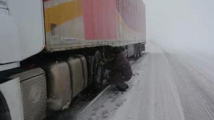 Bingöl- Erzurum karayolu kar ve tipi nedeniyle kapatıldı