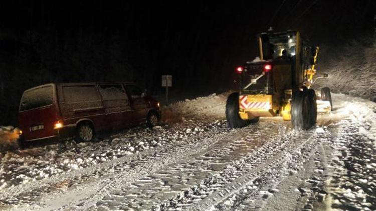 Zonguldakta etkili olan kar nedeniyle araçlar yolda kaldı