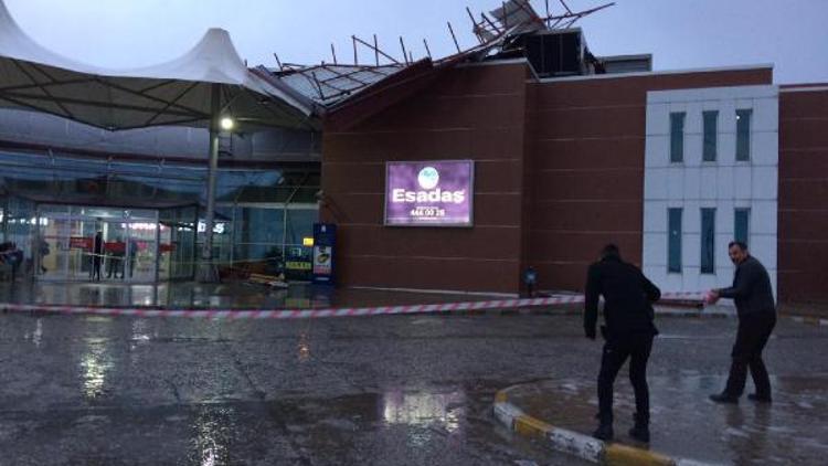 Fırtına, otobüs terminalinin çatısını uçurdu
