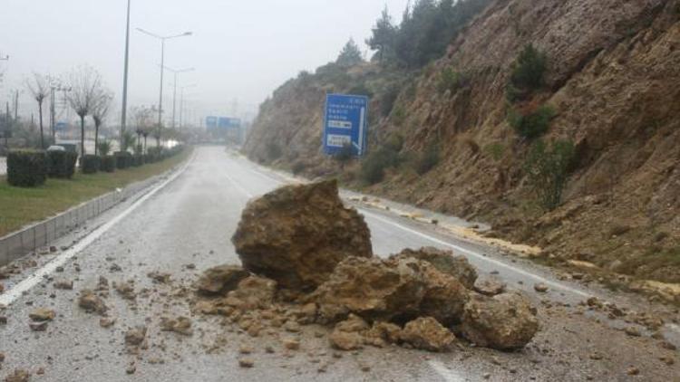 Adanada evleri su bastı, araçlar yolda kaldı