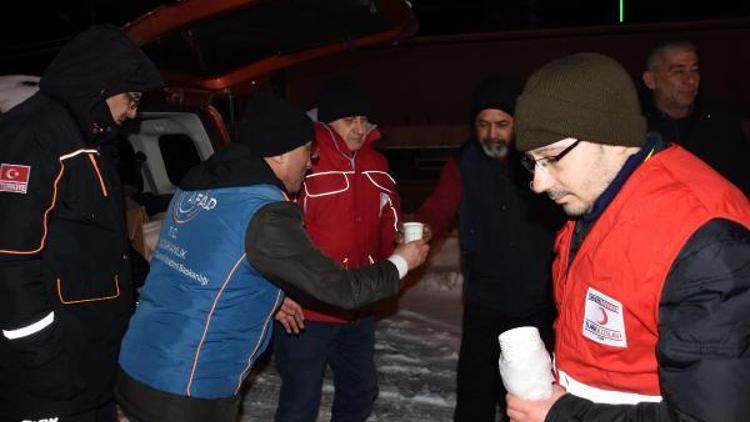 Kütahyada kar nedeniyle yollarda kalanlara çorba ve kumanya dağıtıldı
