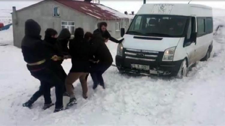Kar fırtınasında mahsur kalan 552 kişi, iş makineleriyle kurtarıldı