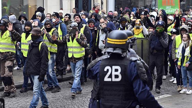 Sarı yeleklilerin gösterileri Fransayı olumsuz etkiledi