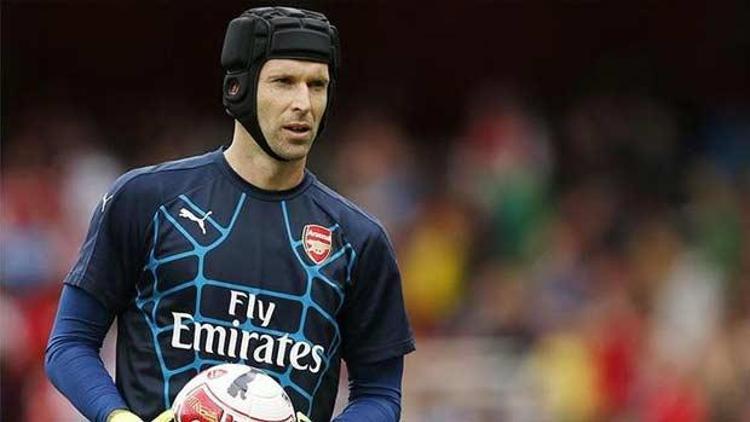 Petr Cech kaskını çıkarıyor