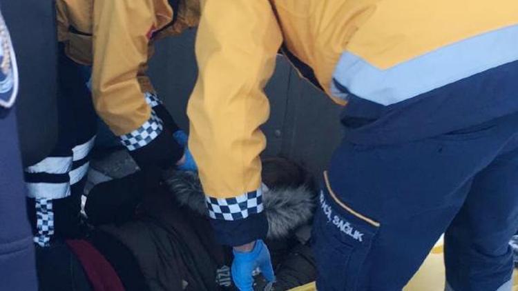 Denizlide işçi servisi buzlanan yolda devrildi: 12 yaralı