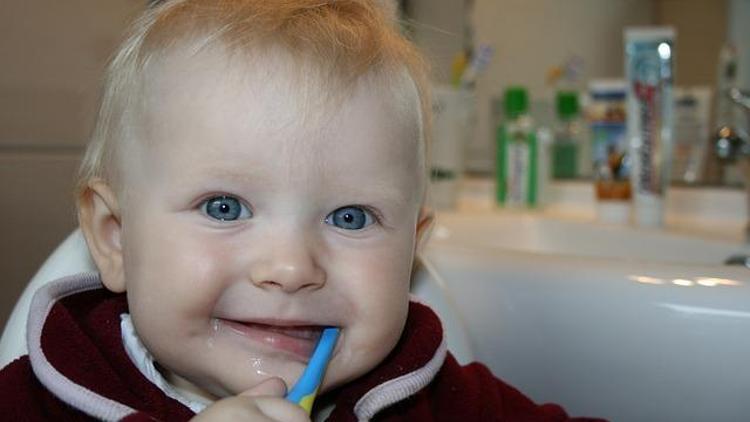 Bebeklerde diş çıkarma belirtileri nelerdir Diş çıkarma sürecini kolaylaştıran yöntemler
