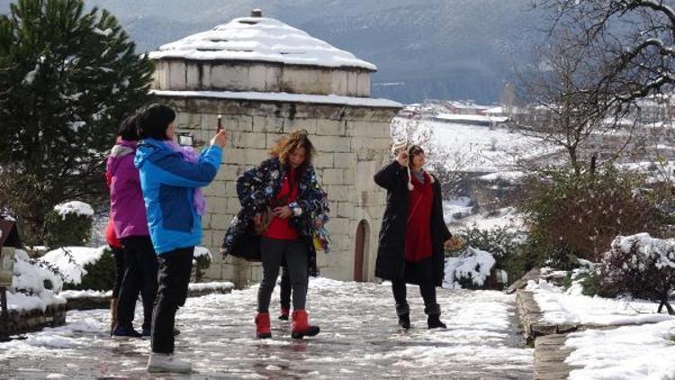 Safranboluda Çinli turistler kar topu oynadı