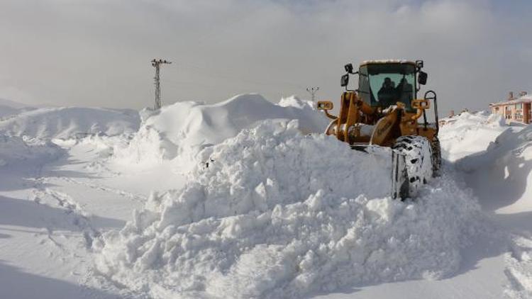 Bitlis’te kar 1,5 metreye ulaştı, 188 köy yolu kapandı