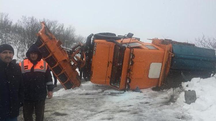 Kar temizliği yapılan araç devrildi, sürücü yara almadan kurtuldu