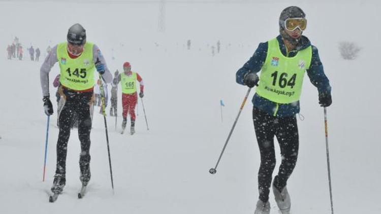 Bitlis’te düzenlenen kayaklı koşu yarışları sona erdi