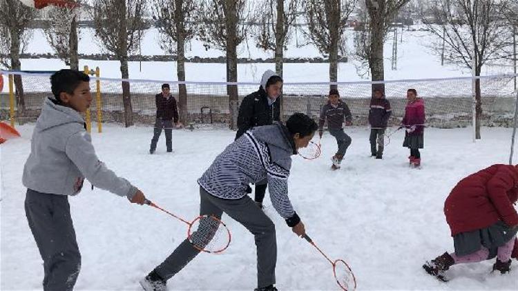 Karsta köy okulundaki çocuklar badmintonla tanıştı