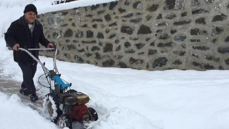 Ot biçme makinesiyle Karadeniz usulü kar küreme