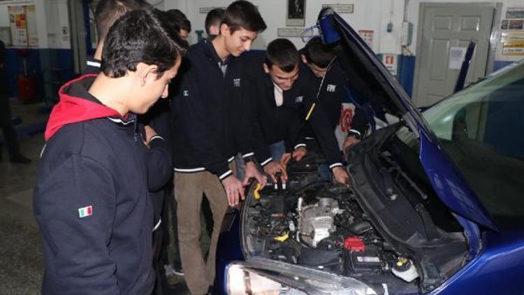 Meslek lisesi öğrencilerinin eğitimi için okula otomobil hibe edildi