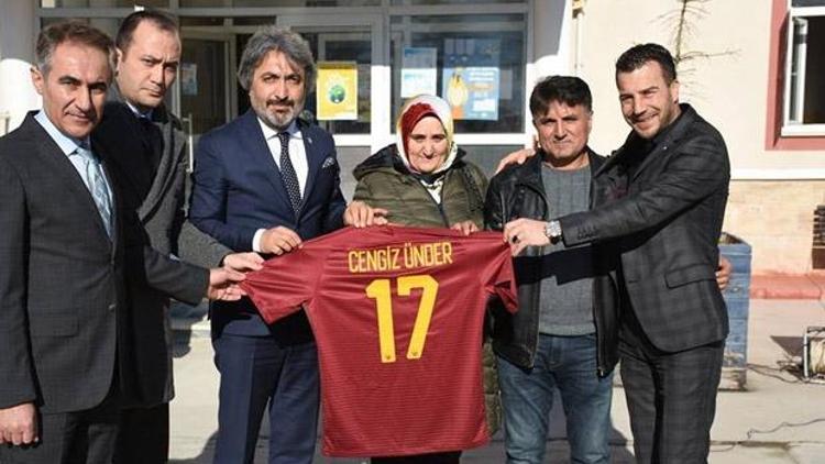 Cengiz Ünderden Başkan Osman Kılıç’a forma