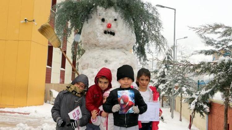 Okul müdüründen öğrencilere karne gününde kardan adam sürprizi