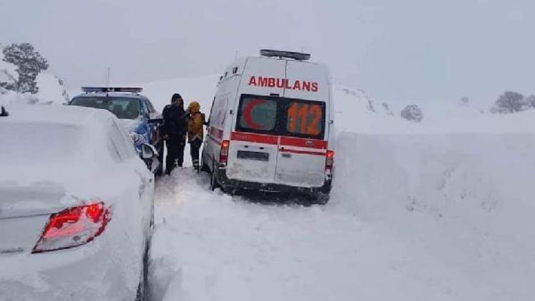 Kara saplanan ambulansta mahsur kalan 3 sağlık çalışanı 19 saat sonra kurtarıldı