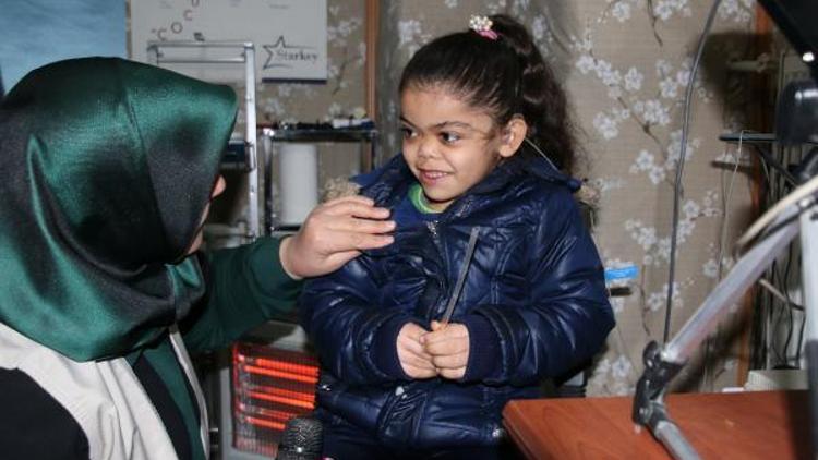 7 yaşındaki Suriyeli Alloş, işitme cihazına kavuştu