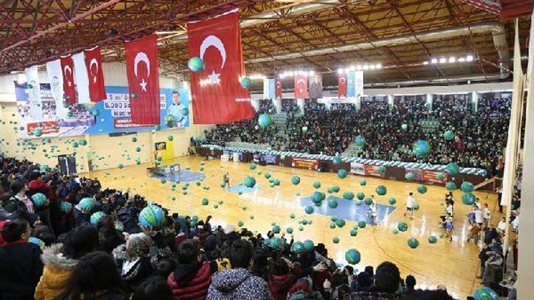 Öğrencilere 5 bin basketbol topu dağıtıldı