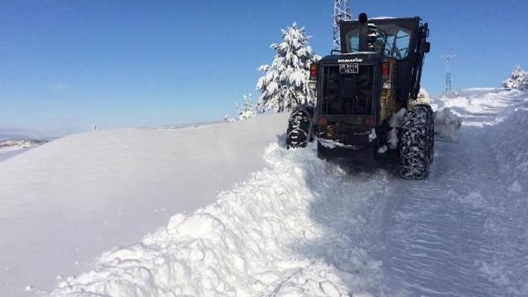 Kardan yolu kapanan köydeki hasta için yollar iş makineleriyle açıldı