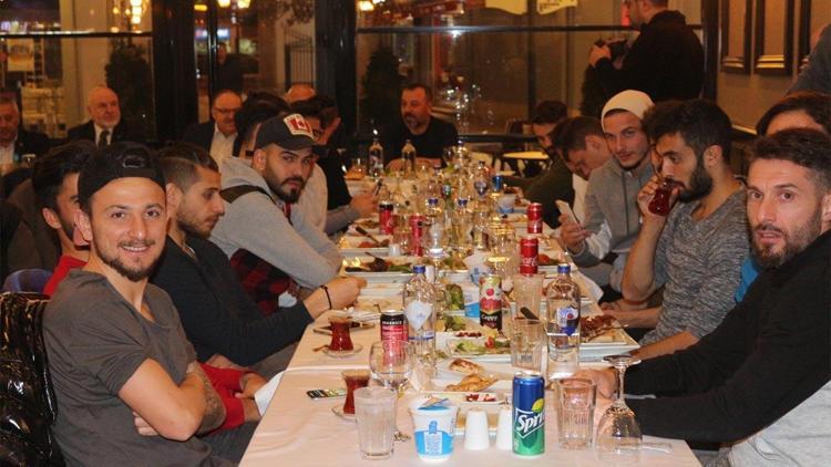 Afyonsporlu futbolcular moral yemeğinde bir araya geldi