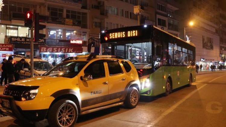 El freni çekilmeyen taksi, yolcu otobüsüne çarptı