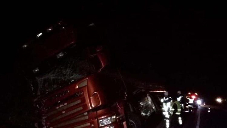Kastamonuda su kanalına devrilen TIRın sürücüsü yaralandı