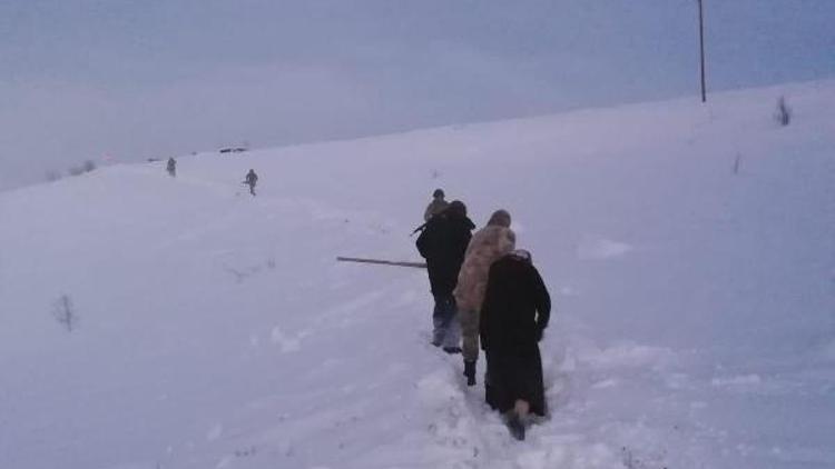 Yolu kardan kapalı köyde rahatsızlanan kadını jandarma kurtardı