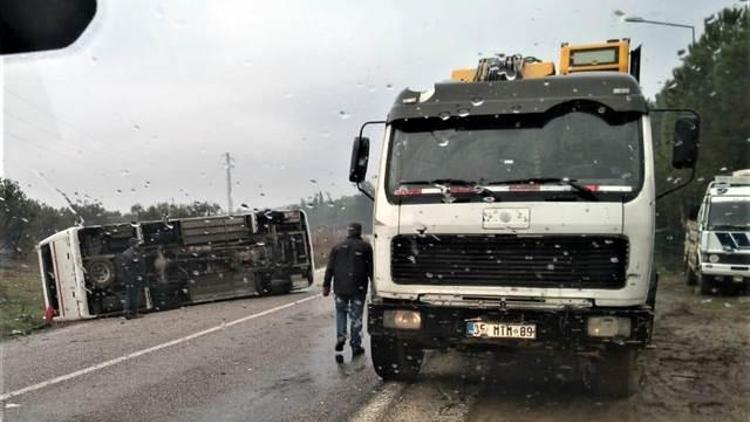 İzmirde işçi servisi devrildi: 17 yaralı