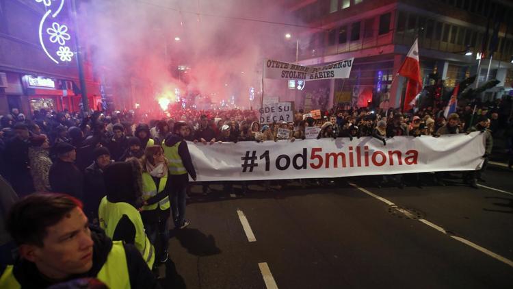 Sırbistanda hükümet karşıtı gösteriler sürüyor: 5 milyondan yalnızca biri