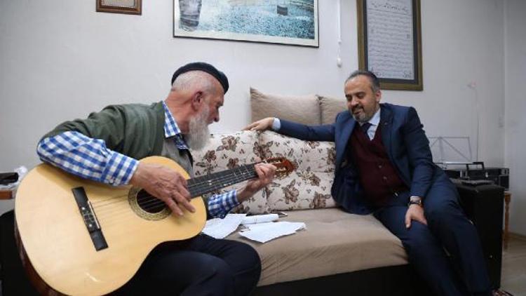 Bursalı 71 yaşındaki Esender, ziyaretine gelen Başkan Aktaşa gitarıyla şarkı söyledi
