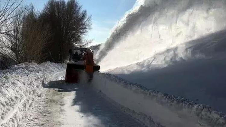 Sivasta kapalı köy yolunda kar kalınlığı 4 metreyi buldu