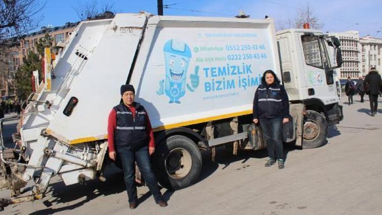 Çöp kamyonu şoförü kadınlar, sokak sokak gezip çöp topluyor