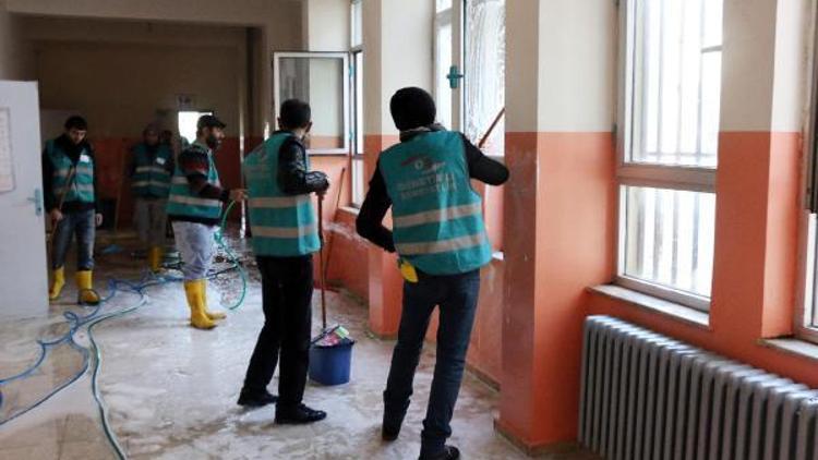 Denetim serbestlik hükümlüleri okulları temizliyor