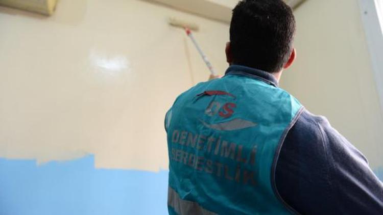 Adanada yükümlüler okullarda boya ve tadilat yapıyor